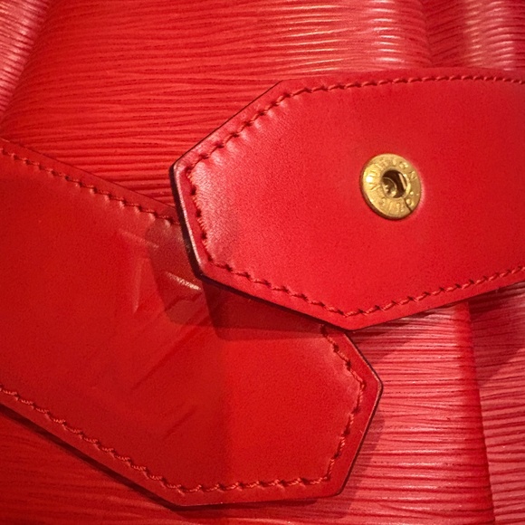 Authentic Louis Vuitton Epi Sac D'épaule Red Leather Bucket Bag - Picture 4 of 8